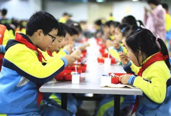 因为|中小学将取消这项“服务”，学生表示快乐没了，家长又增新的担心