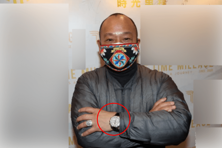 68岁的吴志雄年轻时凭借出演《监狱风云》,《古惑仔》系列走红,后来