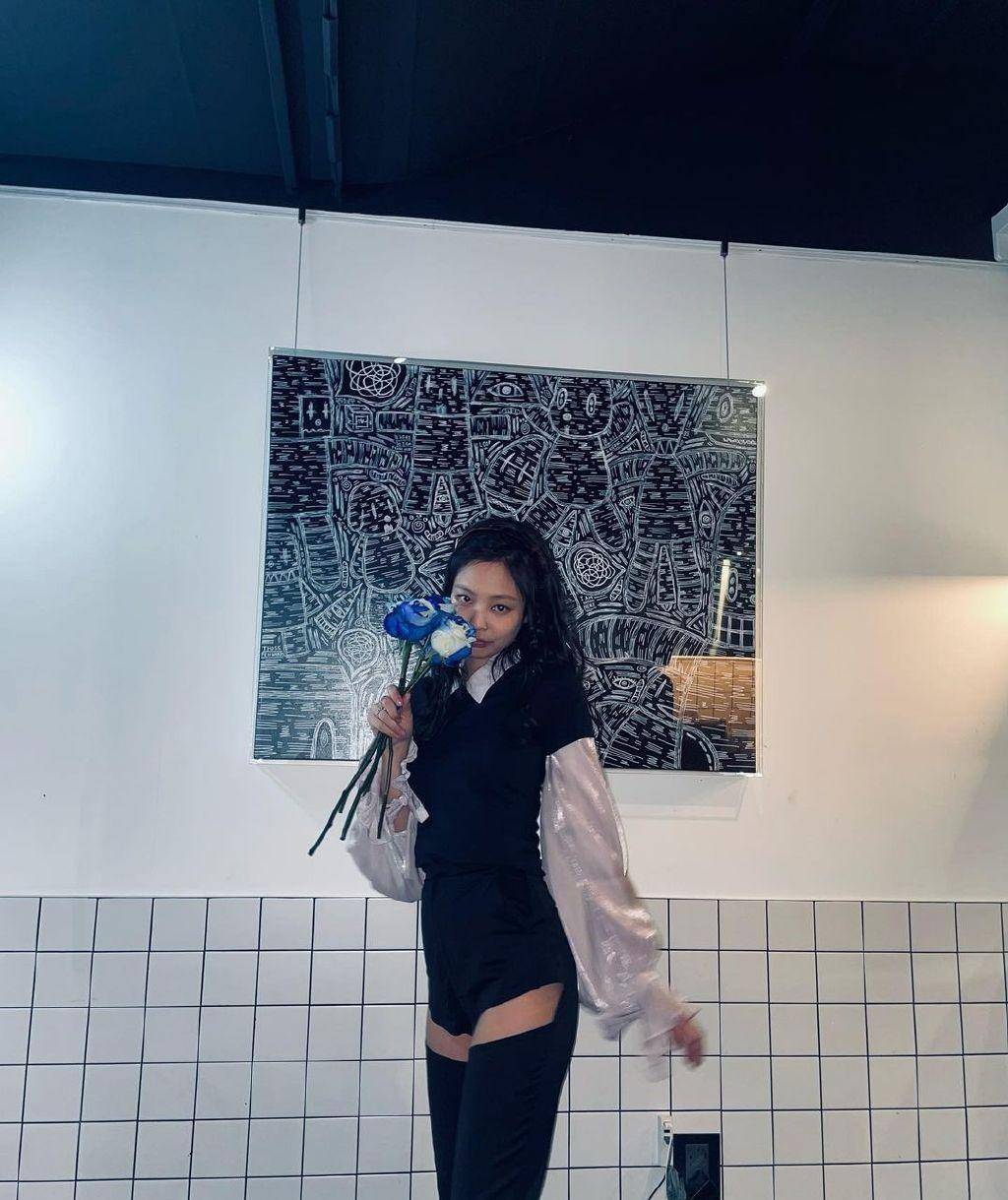 jennie Jennie的“爱豆裤”好火，随便穿都很有女人味，奇怪造型真挺美