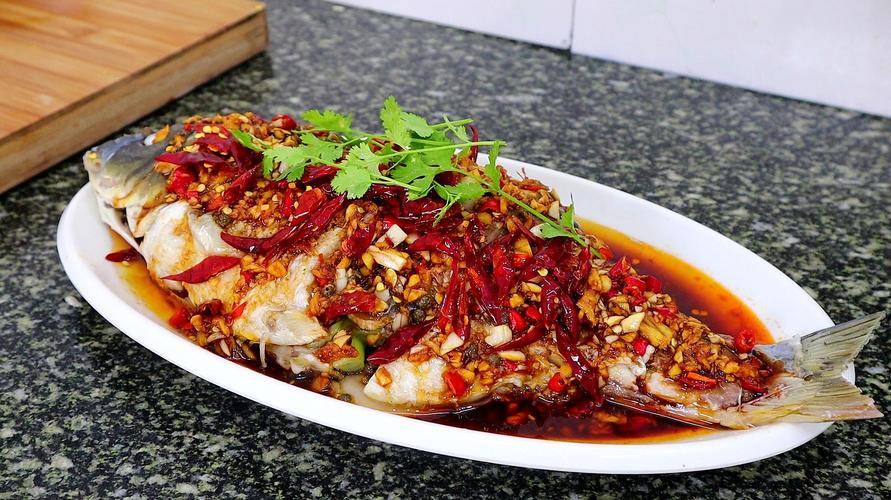 今天教大家一道非常好吃的麻辣鲤鱼食谱.