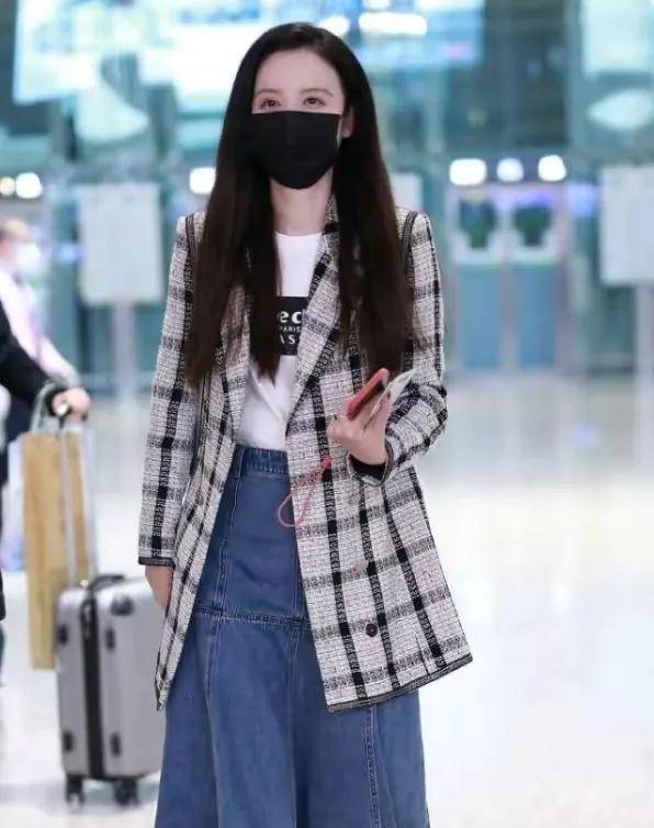 卫衣 张萌私服低调走机场，AIIblack外套搭卫衣，减龄时尚兼并优雅