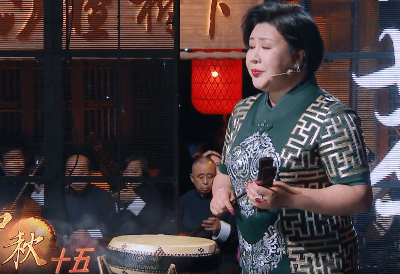 魅力 郭麒麟继母气质原来这么好，身材丰满但气韵足，45岁仍有名角气度