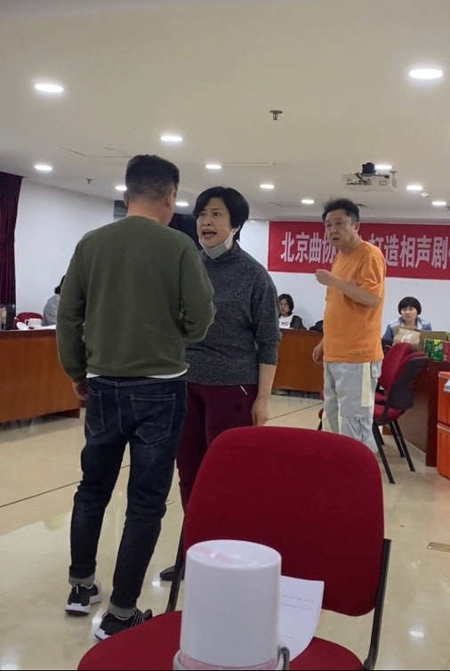 好友许娣被好友拍弹钢琴，面容红润气色好，62岁不整容很自然又优雅！