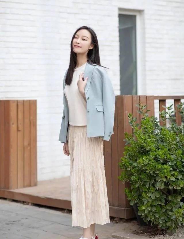 青春 女人一旦上了50岁，建议多穿这4种“减龄穿搭”，上档次还有气质