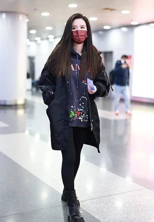 卫衣 张萌私服低调走机场，AIIblack外套搭卫衣，减龄时尚兼并优雅