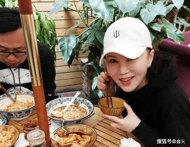 夫妇 付笛生夫妇地铁出行无人识！亲密挽手太恩爱，老婆皮肤紧致似少女