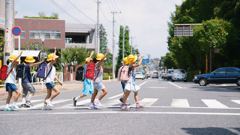 年级|日本小学生的这套“通学装备”，着实看得叫人羡慕