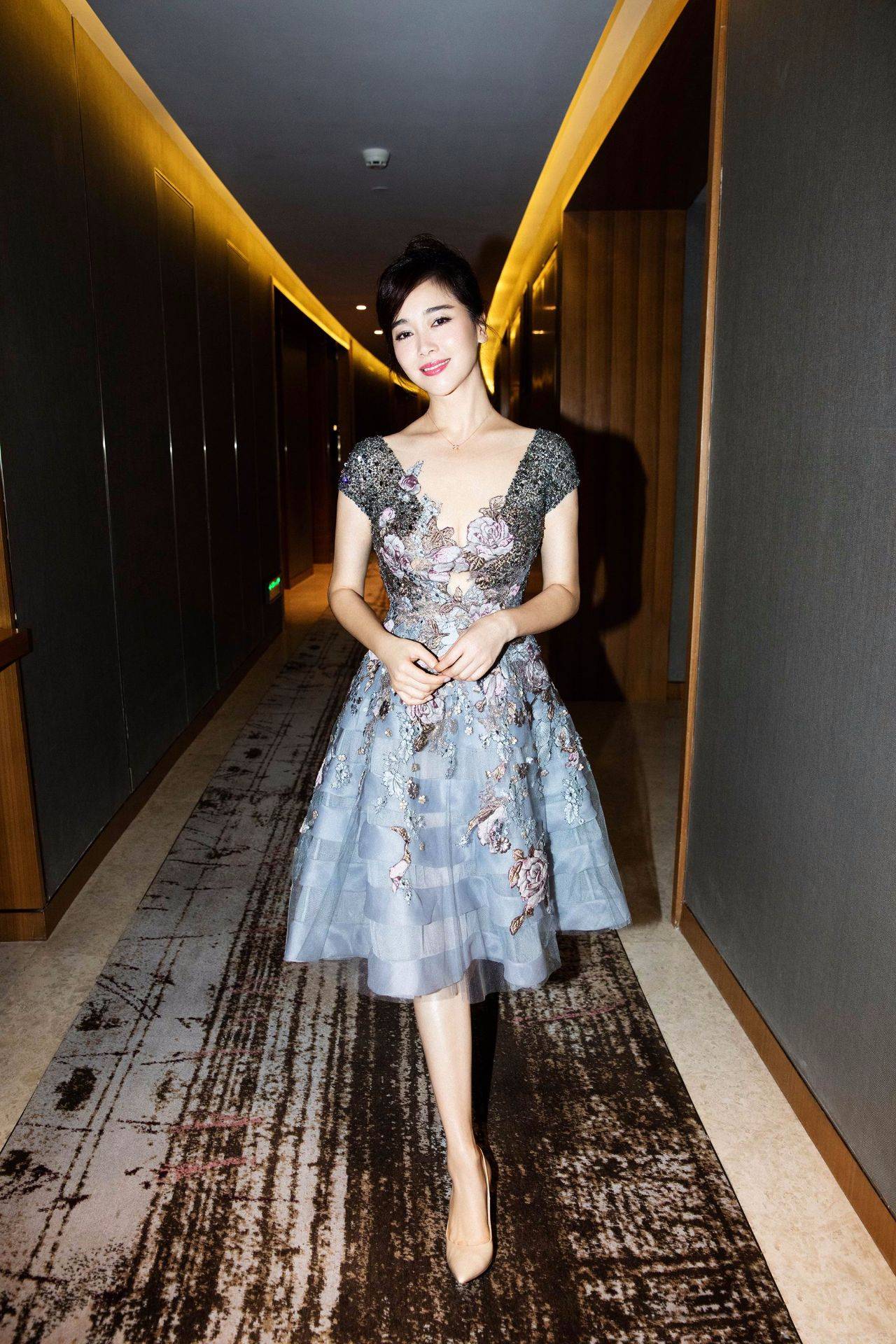 原创左小青也现真素颜穿驼色大衣气质全无全靠脸蛋硬撑