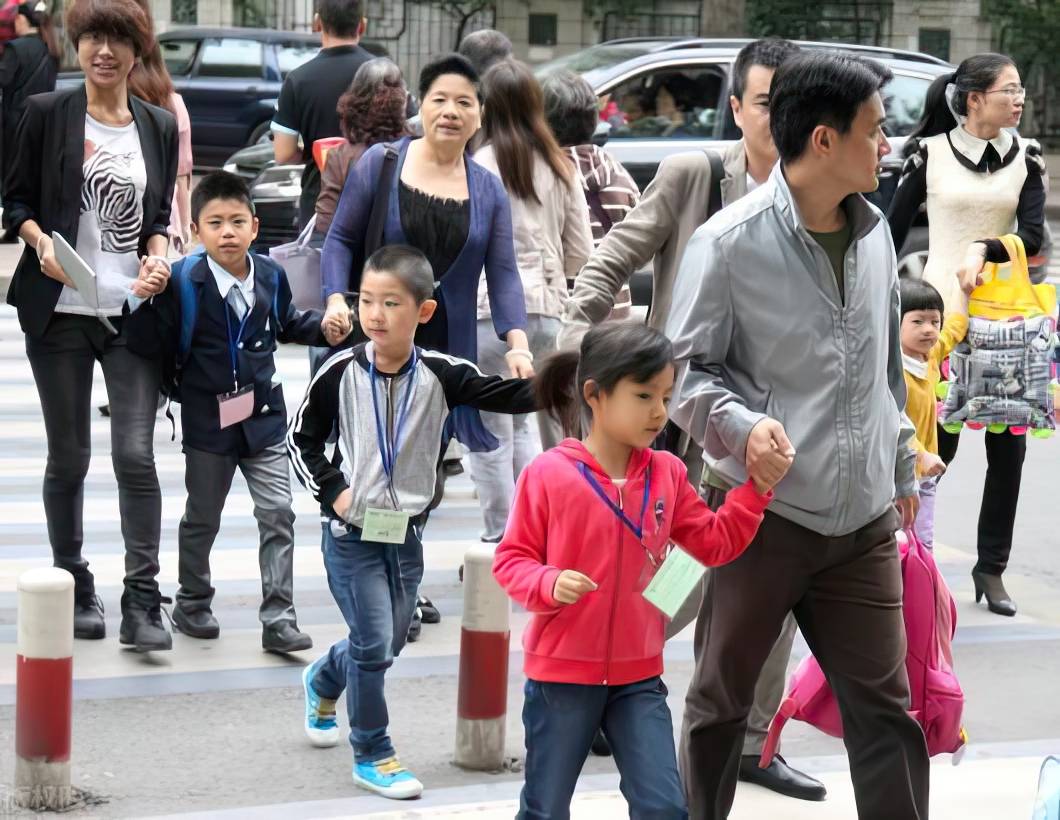 年级|日本小学生的这套“通学装备”，着实看得叫人羡慕