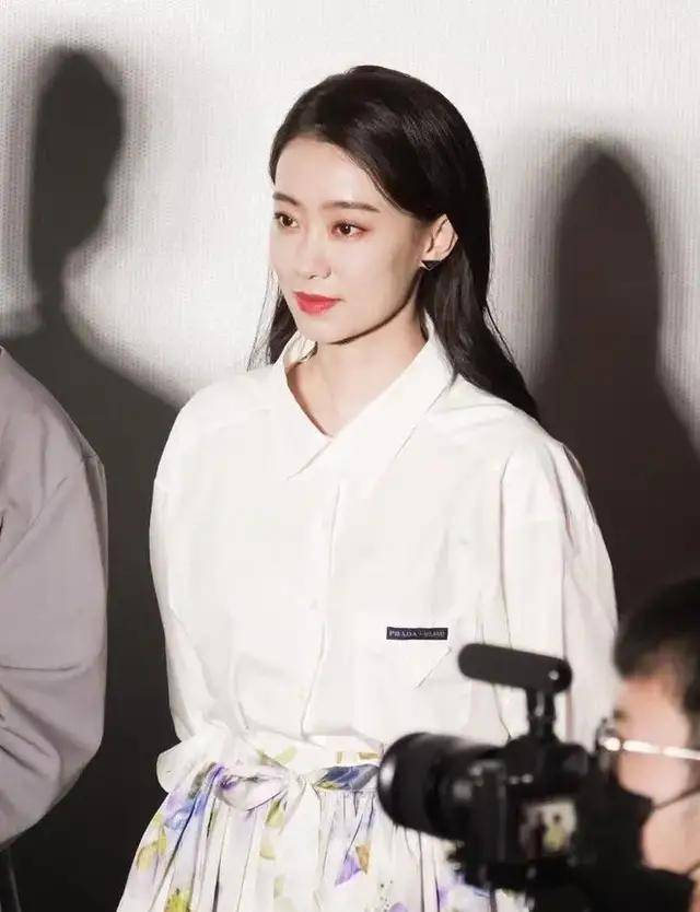 张小斐 张小斐生日咖位飞升,时尚品味改头换面,穿万元大衣千元鞋子出街