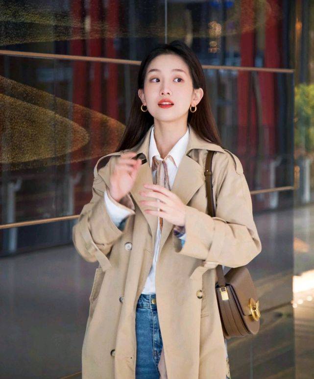 围巾 怎么穿大衣才高级？三套穿搭示范，让你轻松成为人群中的焦点