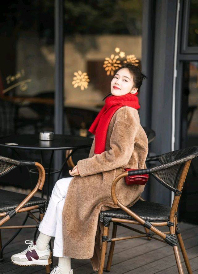 围巾 怎么穿大衣才高级？三套穿搭示范，让你轻松成为人群中的焦点