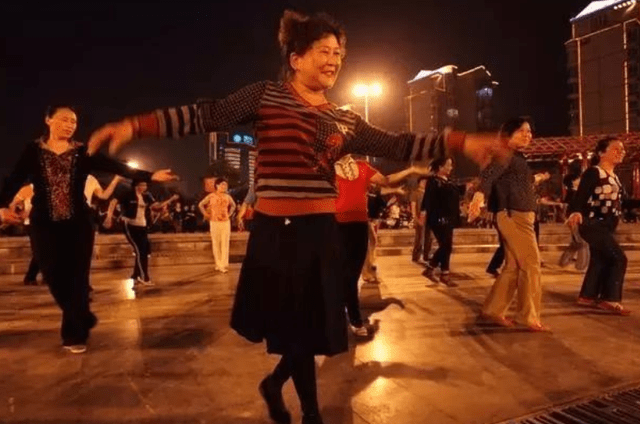 因为|奶奶跳舞，宝宝被拴着：父母再难，也要尽量远离这6种老人