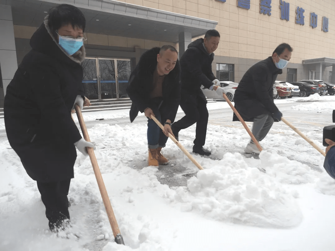 年味|扫雪除冰干起来！