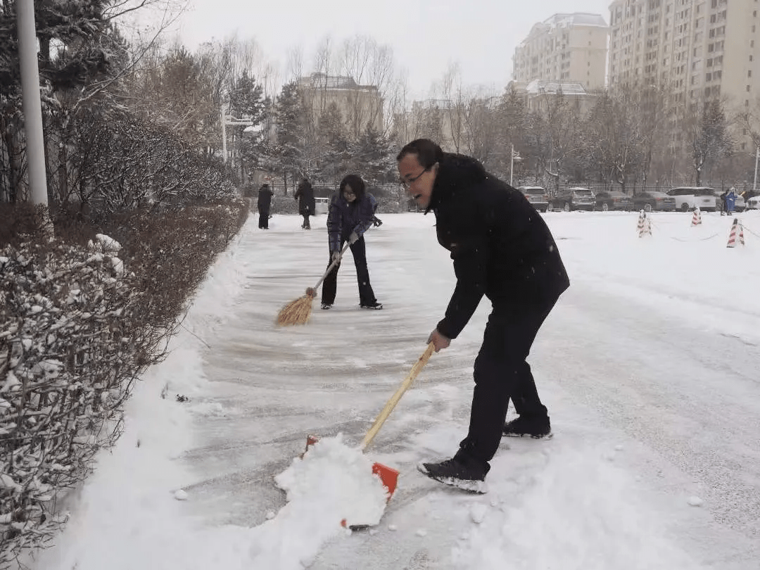 年味|扫雪除冰干起来！