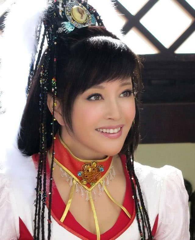 角色 68岁沉迷扮嫩，本想穿印花裙子彰显活力，被旗袍老奶奶碾压