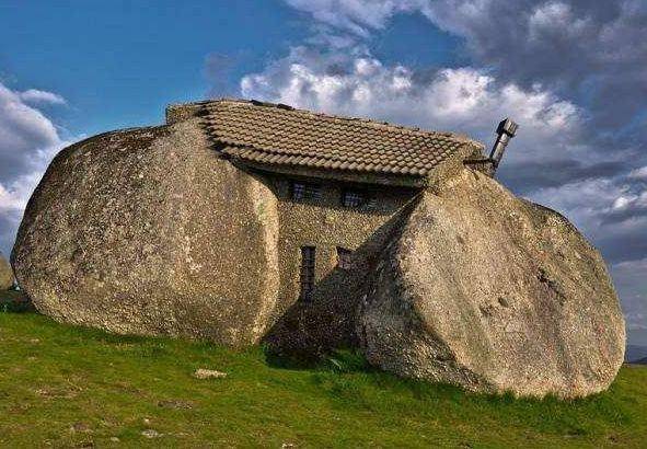 世界上最“孤独”的房子，建在石头缝之间，没水没电却成了热门景点