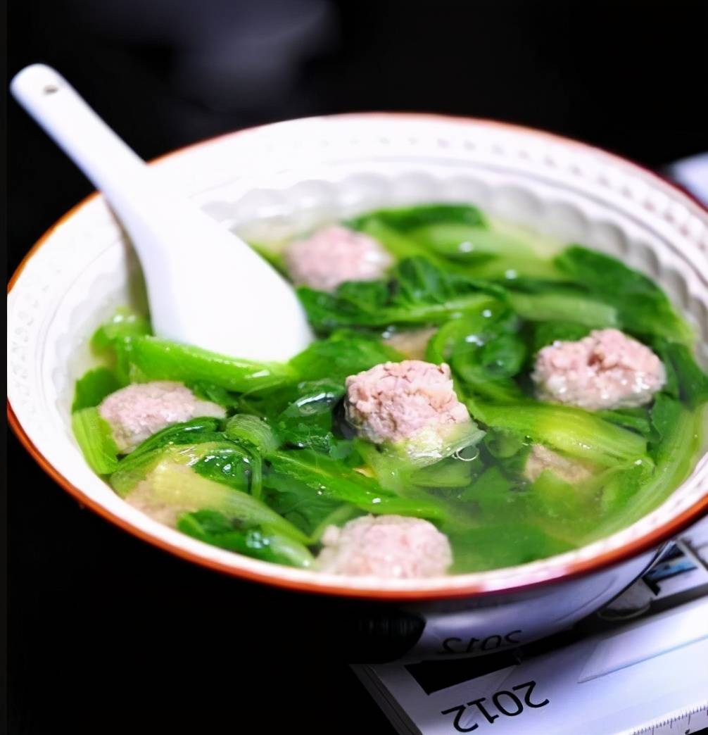 小白菜氽丸子做法:虾皮用水清洗一下,控干水分,葱,尖椒,切细丝,香菜切