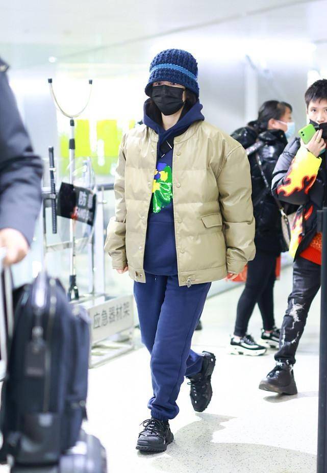 颜色 谢娜的照片是谁拍的，身高看着像1米3，但穿得很有学生气