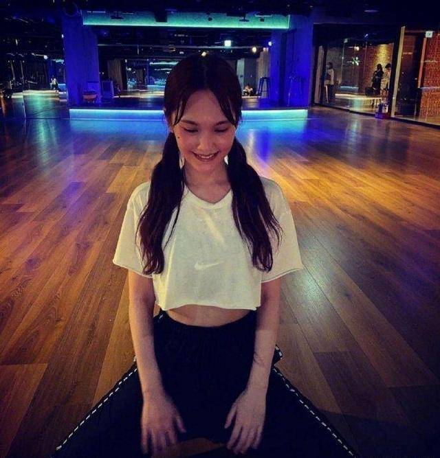 整体 杨丞琳私服穿搭指南：一袭紫色细格纹长裙，秒变青春少女