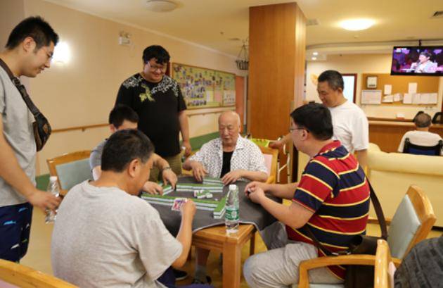 因为|奶奶跳舞，宝宝被拴着：父母再难，也要尽量远离这6种老人