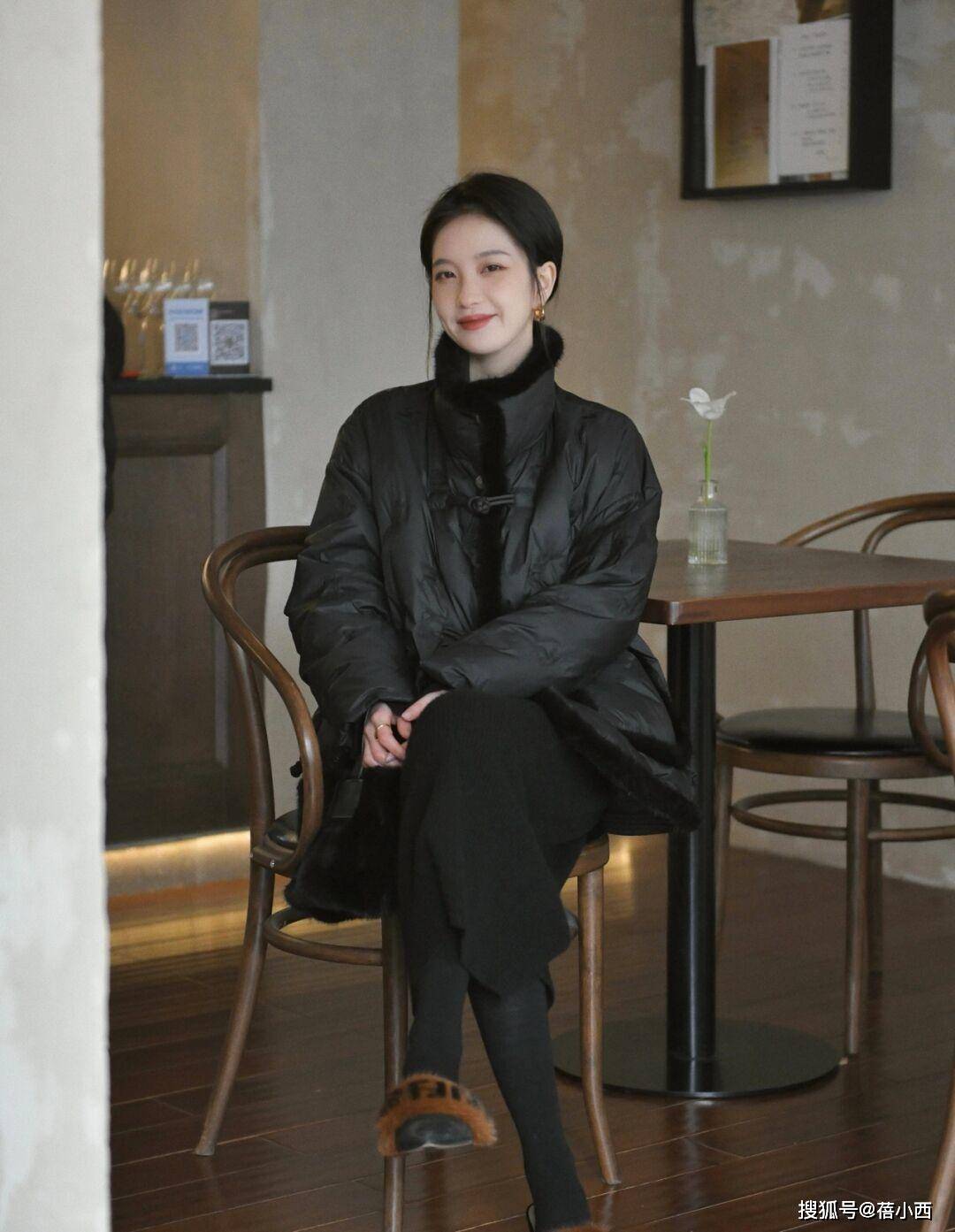 整体 深冬外套买精不买多,一件羽绒服足够!怎么穿都优雅年轻、显气质