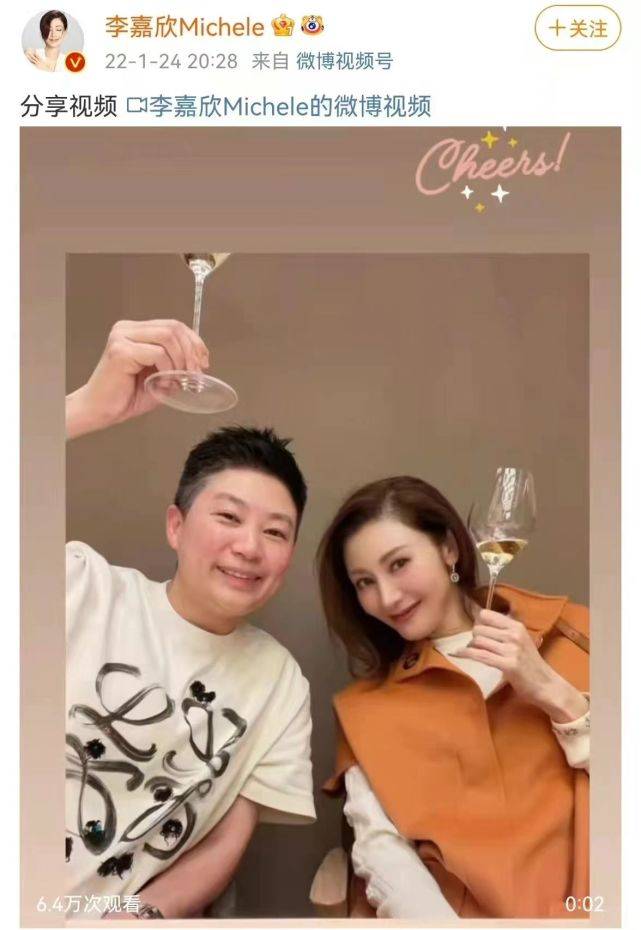 51岁李嘉欣出院后放飞自我！喝酒庆祝好开心，穿休闲装更美回巅峰封面图