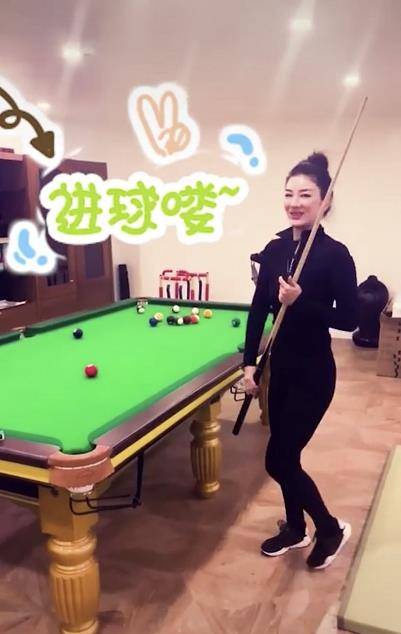 锻炼 黄奕与女儿做运动，42岁黄奕身材似“流线型”，后翘动作惹人羡