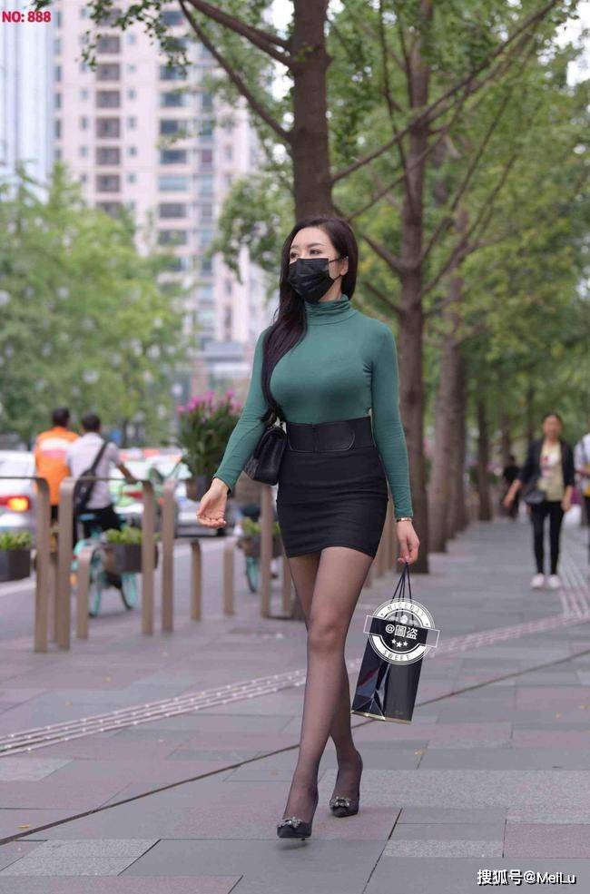 老姑娘 打底裤装扮洒脱不俗,穿出修长的双腿,呈现出洒脱迷人气场