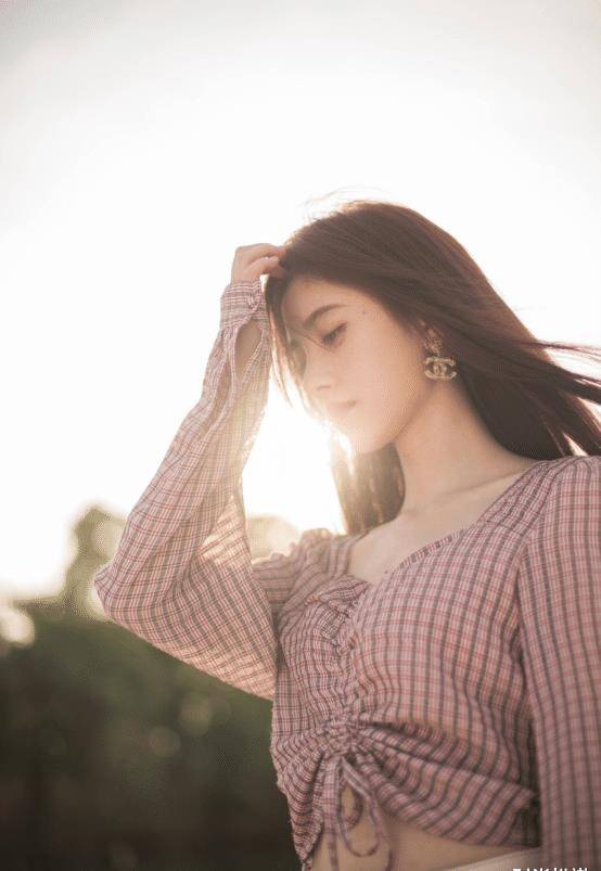 显得 鞠婧祎小淑女的正式穿搭真有范！简约白色尽显时髦，满满知性美