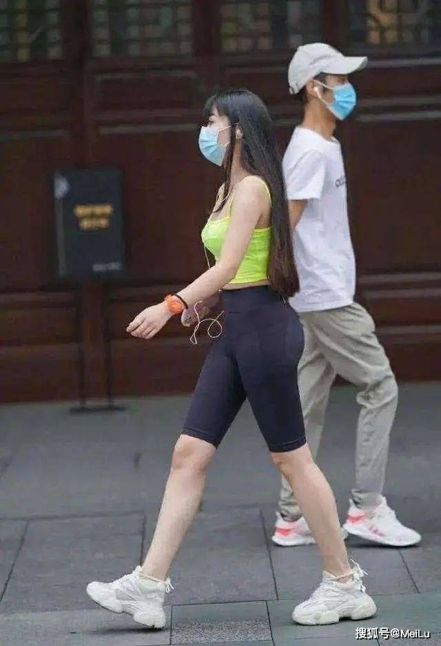 老姑娘 打底裤装扮洒脱不俗,穿出修长的双腿,呈现出洒脱迷人气场