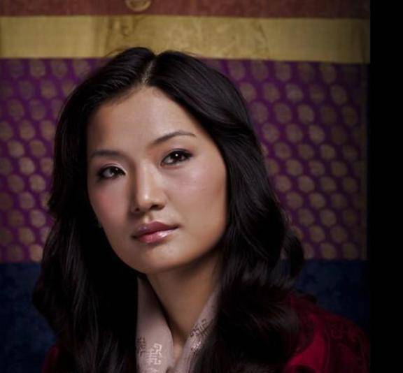 不丹王室的爱情故事，并不是王子爱上灰姑娘，网友：再不相信童话