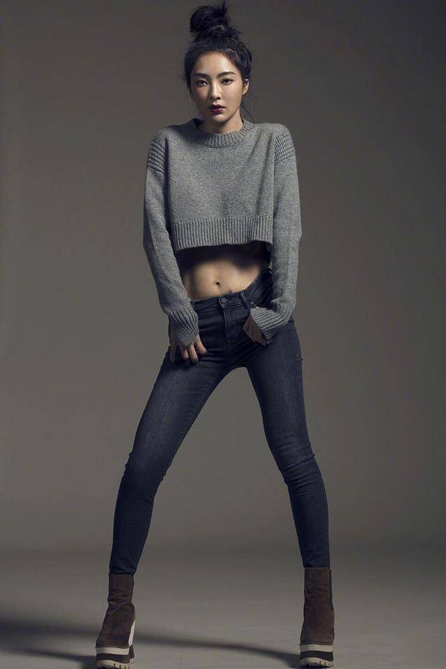 原创曹格娇妻吴速玲黄色连衣裙搭配黑长直造型41岁身材依旧火辣