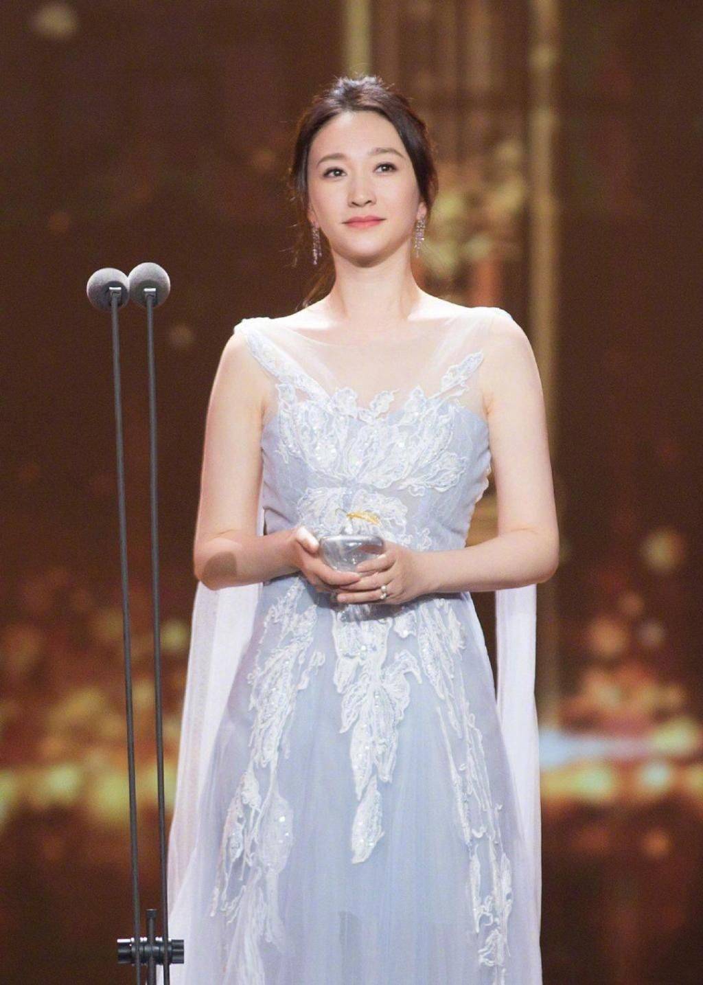 李小冉李小冉烫卷发有大妈感，但45岁皮肤还这么好，冷白皮一点不显老！