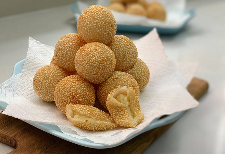 下锅就变空心,香脆金黄,比炸带鱼还好吃_团子_芝麻_白糖