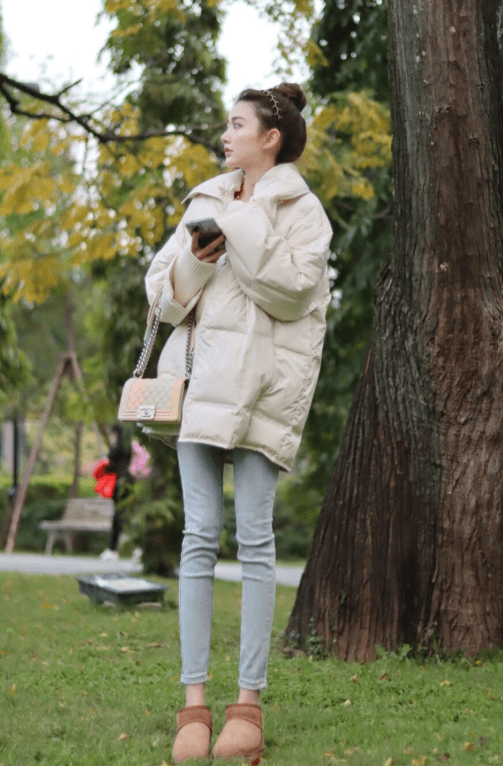 黑色 今年流行“羽绒服+小脚裤”，时髦显瘦又保暖，轻松美出新高度