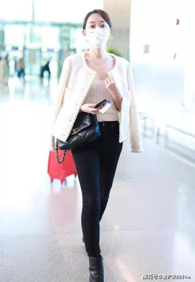 蒋梦婕 蒋梦婕满身贵气,小香风外套+小脚裤优雅时髦,配香奈儿包很抢镜