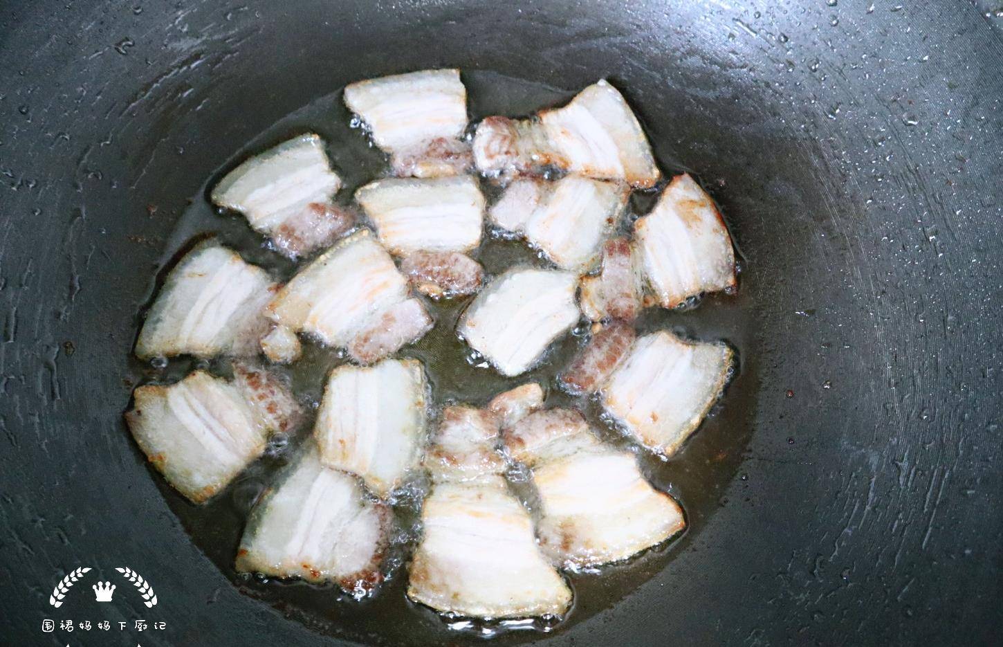 加入适量|这菜看起来老，吃起来却很嫩，放点肉一起炒，肉香菜更香，真好吃