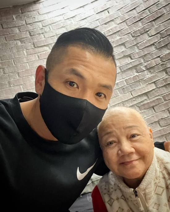 陈建州自曝70岁母亲得乳腺癌 晒合影为妈妈祈福