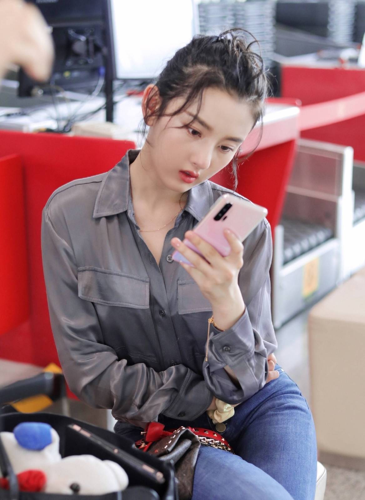 样式 宋祖儿不愧是时髦精，穿白色背心凹造型，身材婀娜又甜又媚