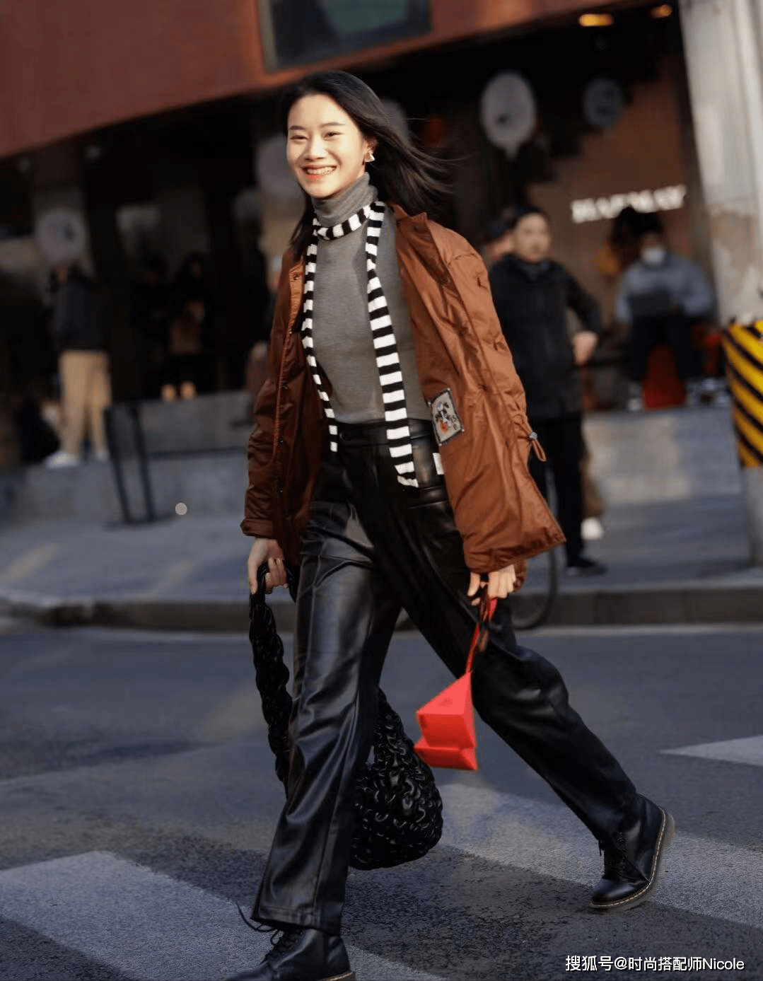 降低 去了上海才知道,会穿的女人都爱“叠穿”,不露腿不露腰照样时髦