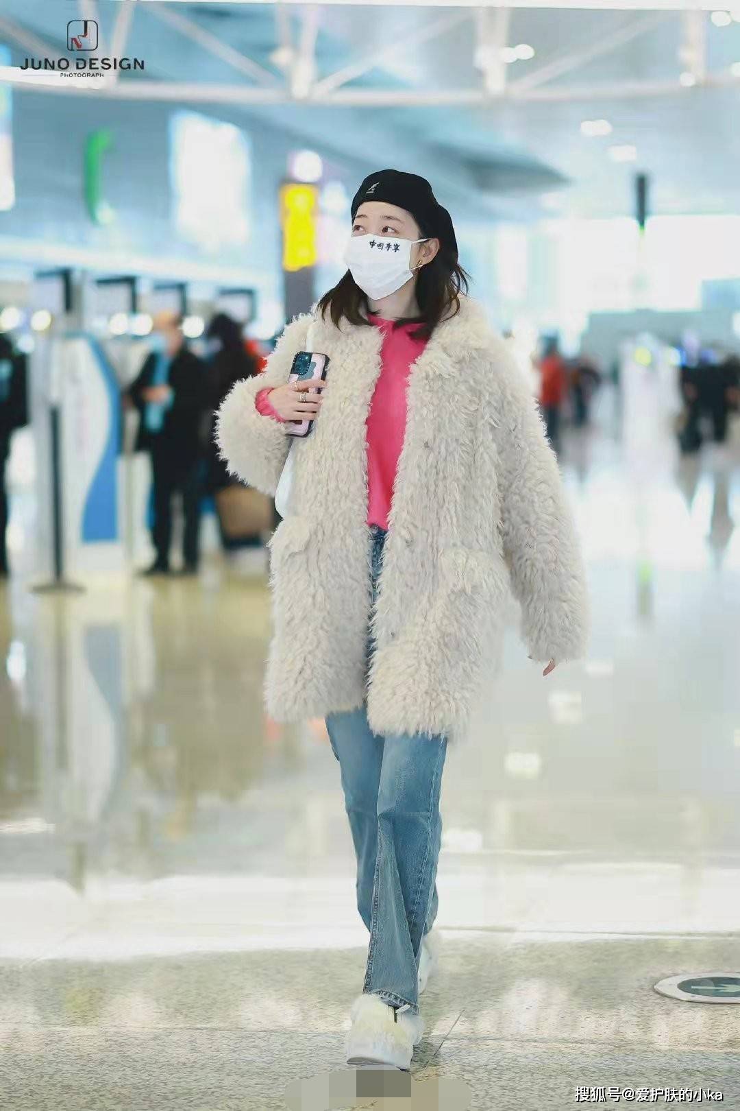 蒋梦婕 蒋梦婕满身贵气，小香风外套+小脚裤优雅时髦，配香奈儿包很抢镜