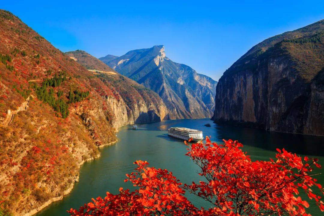 我国一处长193千米的峡谷景点，西起重庆，东至湖北宜昌