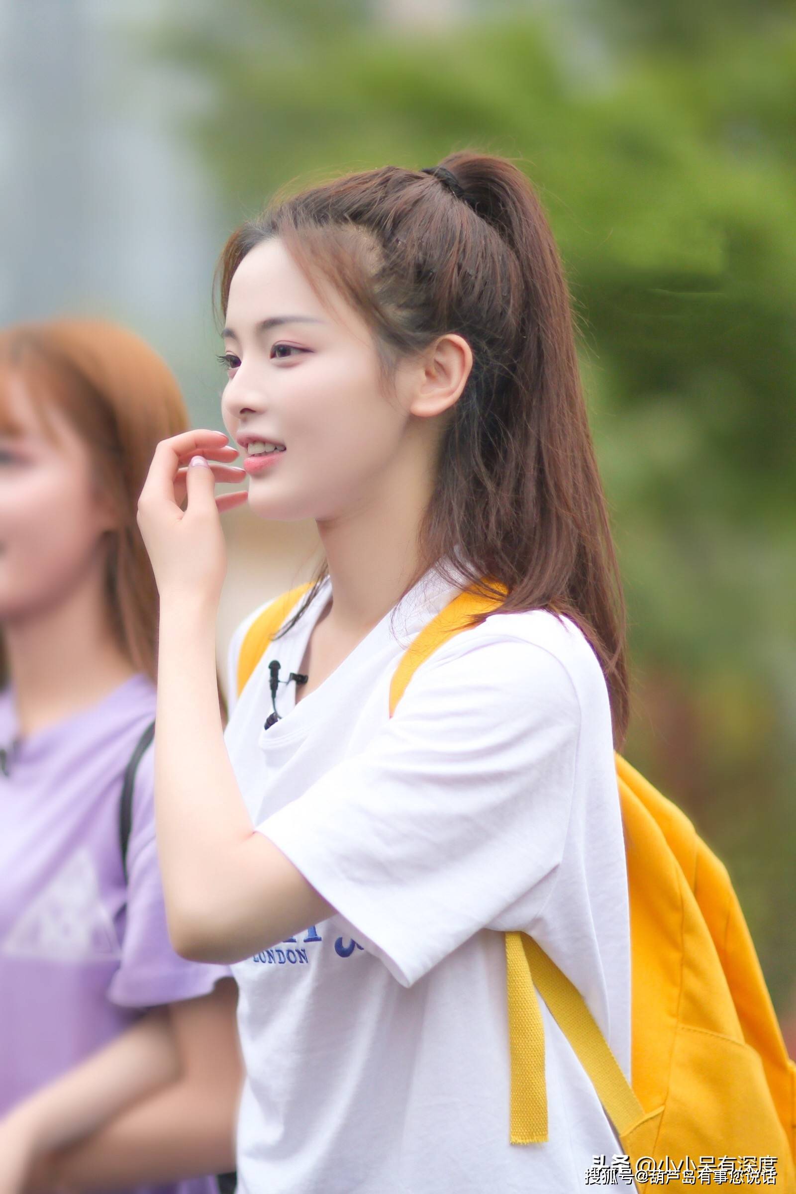 原创小刘佳和杨超越她俩长得简直一模一样的说是亲姐妹都有人信
