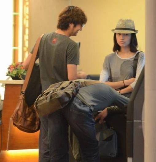 女主人公赵琳和廖凡之间的浪漫爱情故事也为这个悬疑剧增