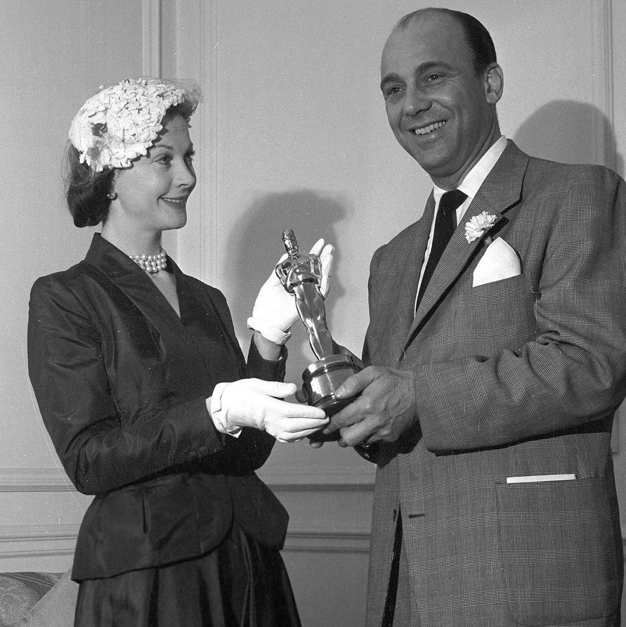 配饰 “英伦玫瑰”费雯丽:拥有完美雪白皮肤、乌黑头发和优雅服装品味。