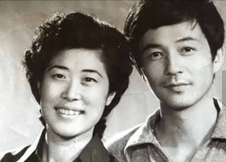 另外,胡小玲还有一个大名鼎鼎的表哥——陈凯歌.