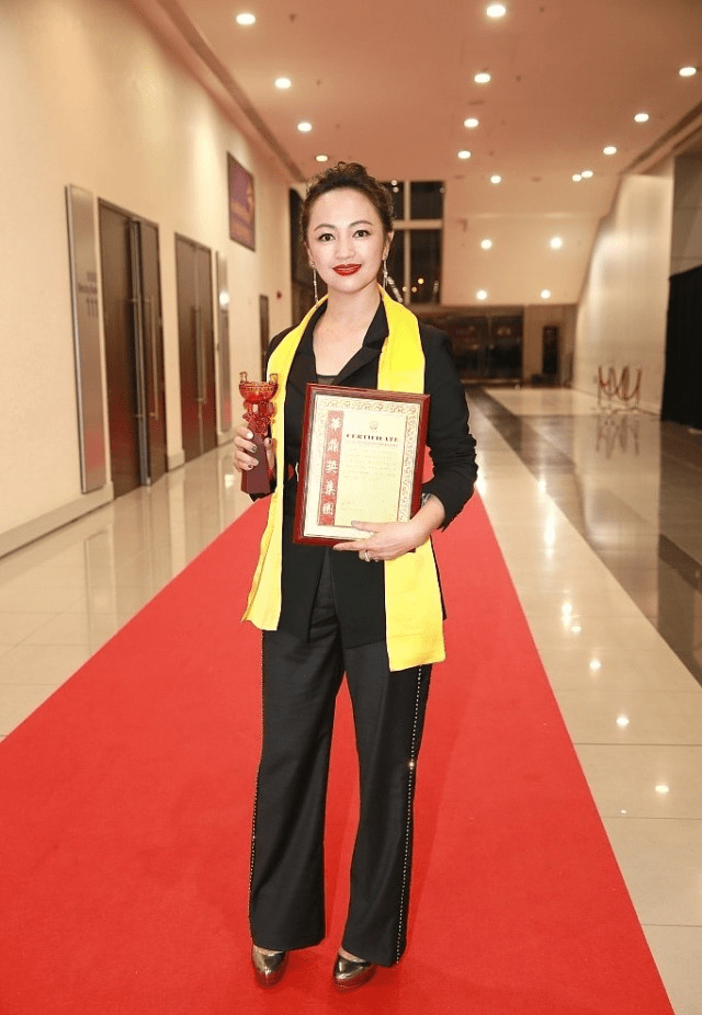 形象 当了阔太太的罗海琼看脸丰满不少，但穿衣仍挺讲究，看出富贵气质