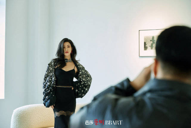 名媛 京圈名媛朱珠终于爆发！拍摄顶奢大片状态佳，怼脸笑容太有感染力