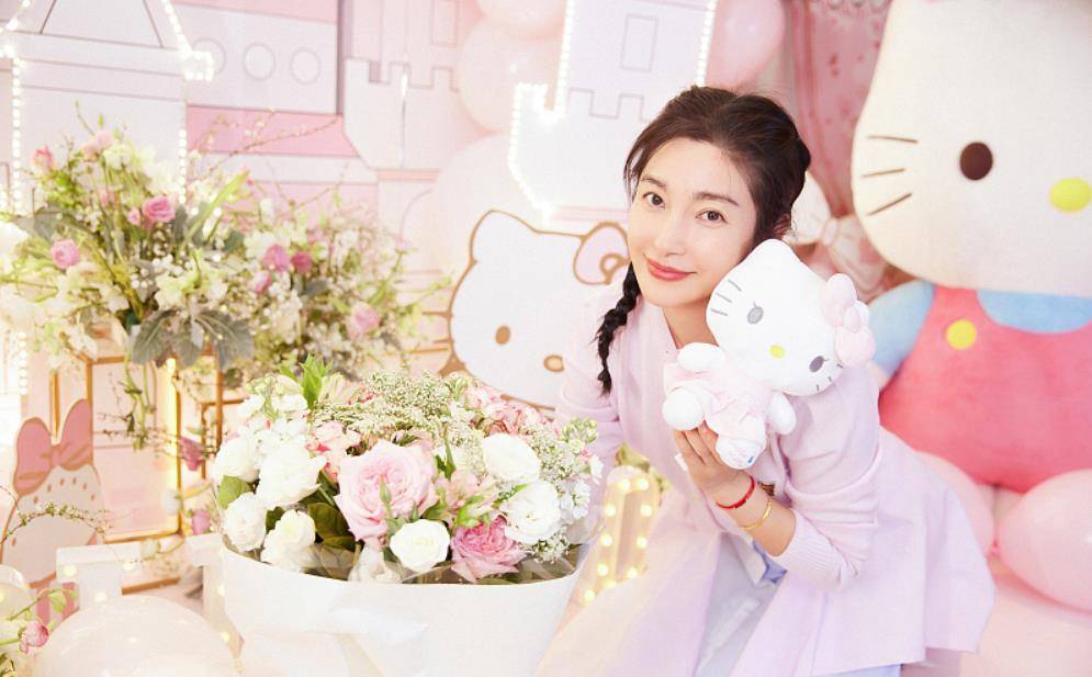 马尾 其实李冰冰也挺会扮嫩的，穿紫色服装配双马尾，48岁像28岁似的